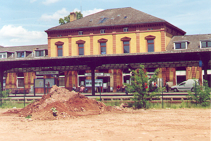 Zwei Bahnhoff II.jpg